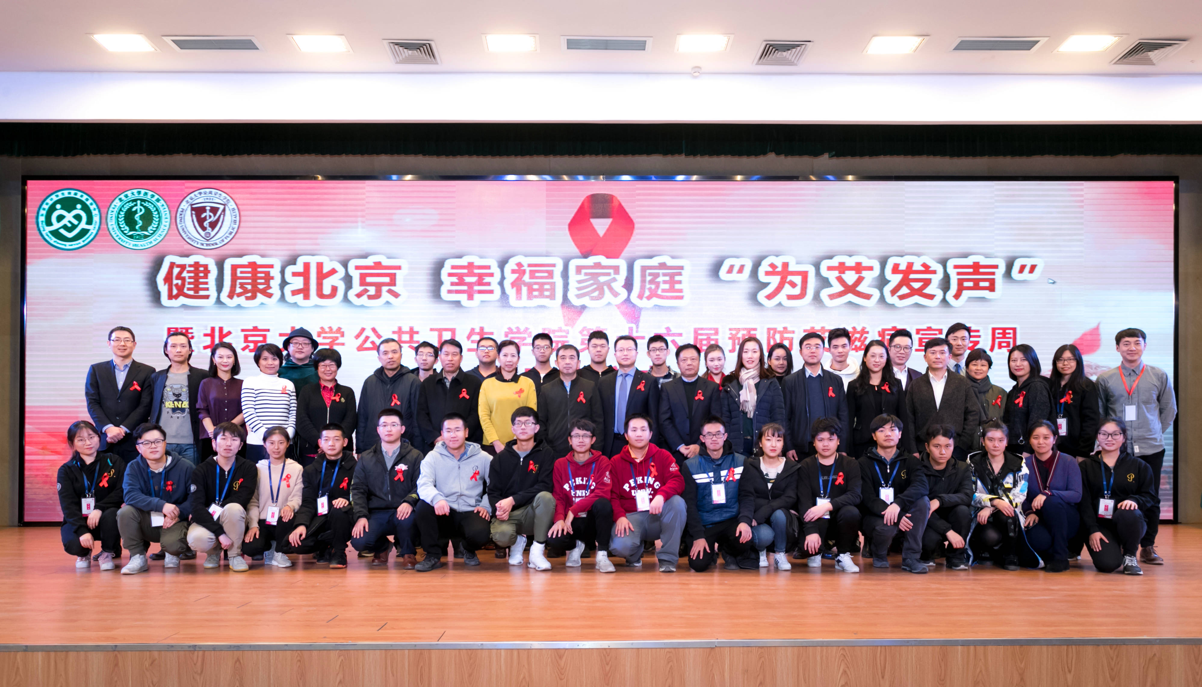 与会嘉宾演员与学生代表合影.jpg 与会嘉宾演员与学生代表合影.jpg